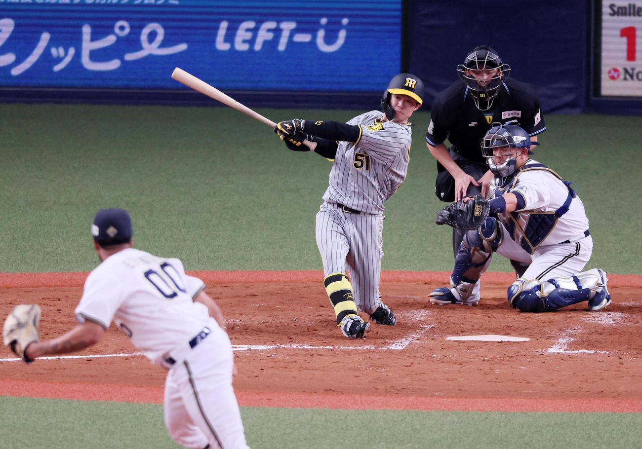 オリックス対阪神　5回表阪神1死一塁、中野は右適時二塁打を放つ。投手はエスピノーザ（撮影・加藤哉）