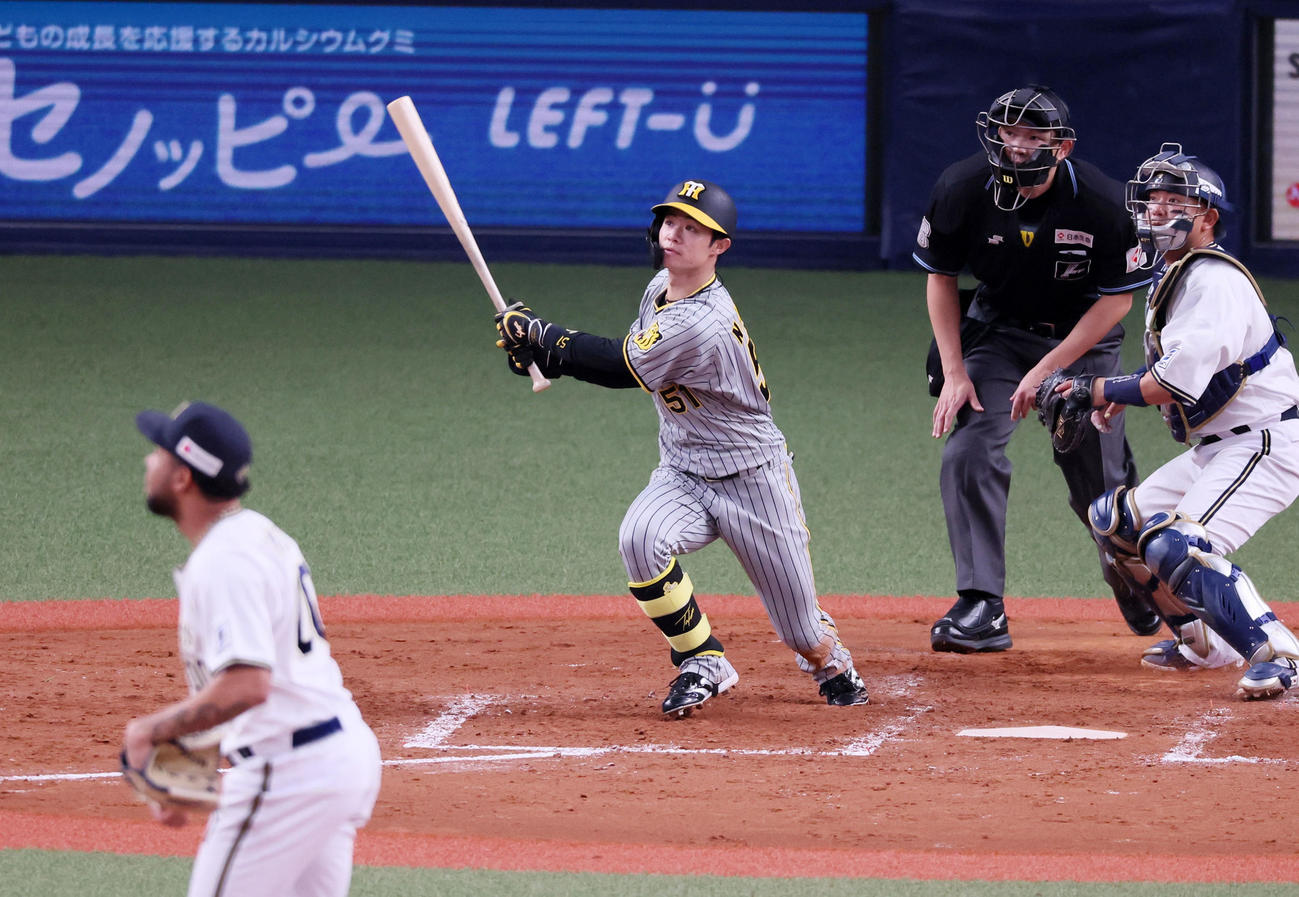 オリックス対阪神　5回表阪神1死一塁、中野は右適時二塁打を放つ。投手はエスピノーザ（撮影・加藤哉）