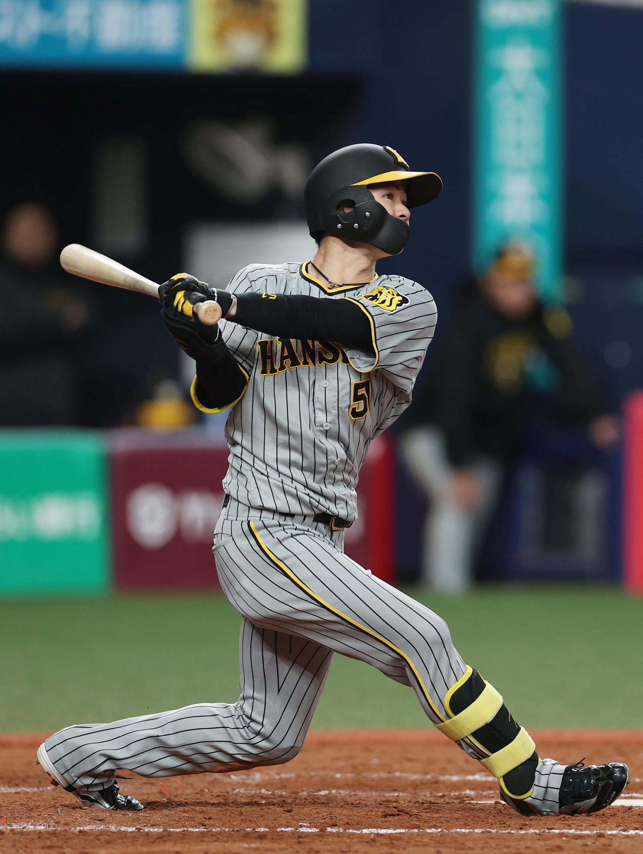 オリックス対阪神　5回表阪神1死一塁、右翼線へ勝ち越し適時二塁打を放つ中野（撮影・前田充）
