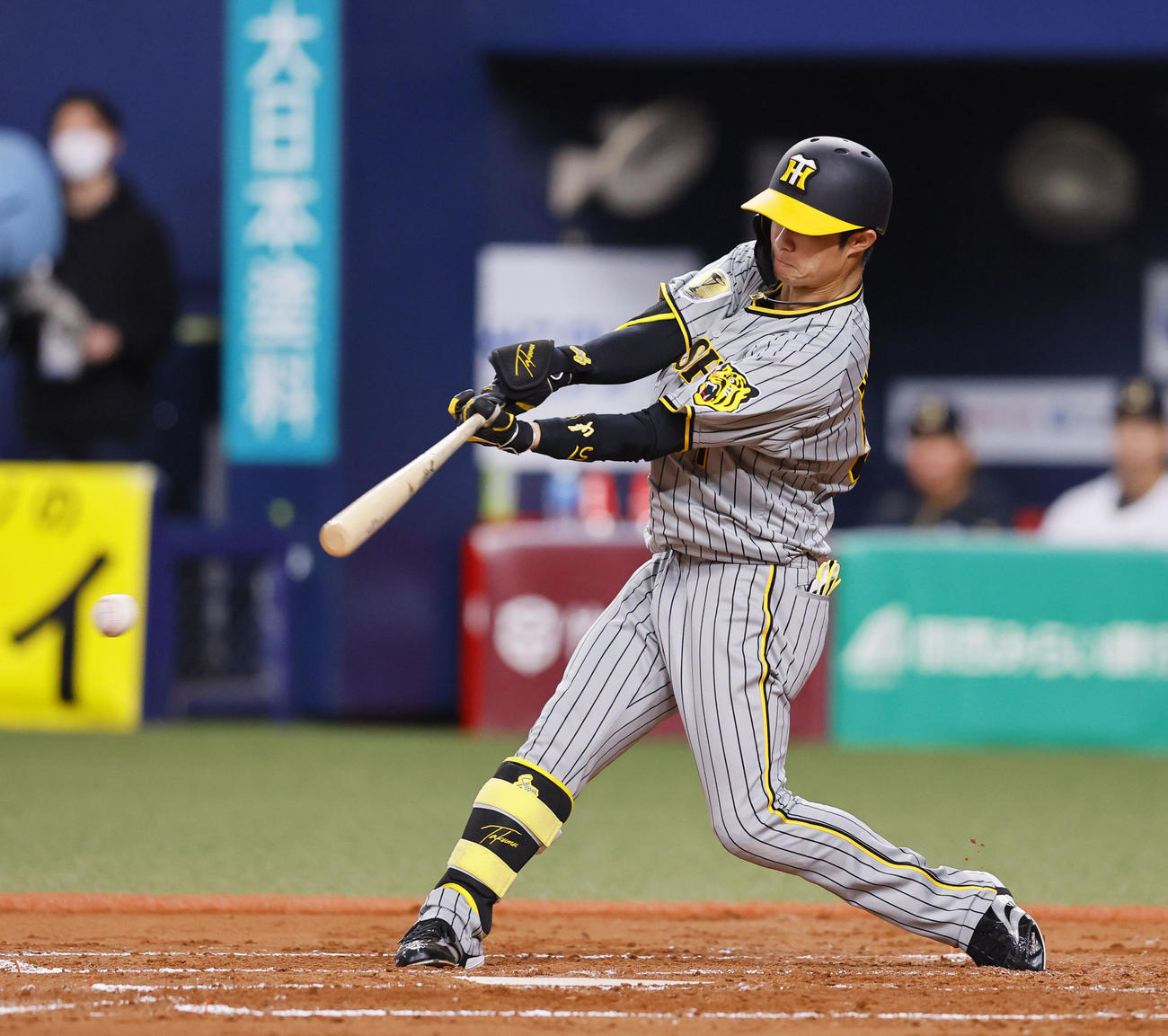 オリックス対阪神　3回表阪神無死、中野は一塁内野安打を放つ（撮影・藤尾明華）