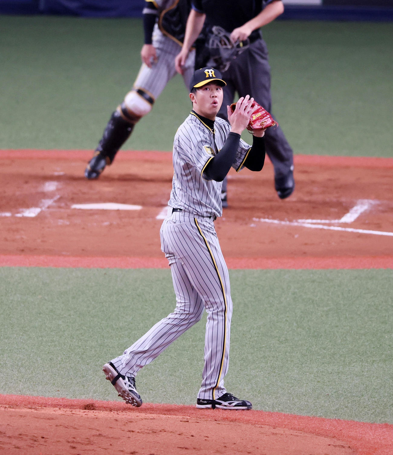 オリックス対阪神　3回裏オリックス2死、才木は西川を二直に仕留めマウンドで手を叩く（撮影・加藤哉）