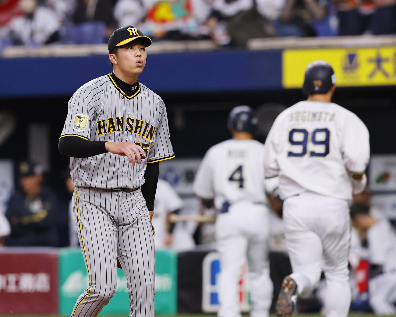オリックス対阪神　4回裏オリックス2死満塁、森を捕邪飛に打ち取り、安どの表情を見せる才木（左）（撮影・藤尾明華）