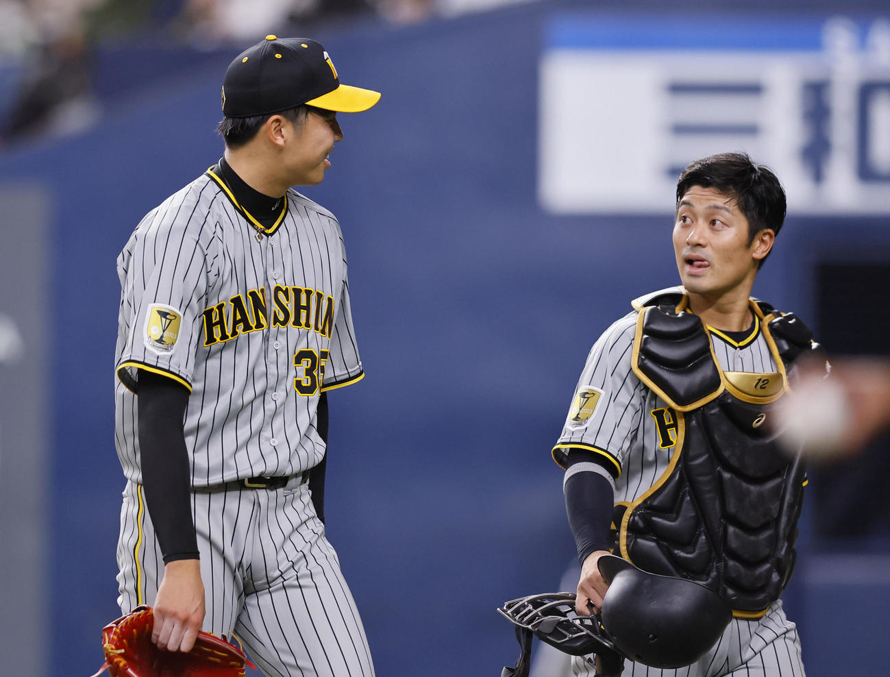 オリックス対阪神　4回を終えベンチに戻る阪神才木（左）と坂本（撮影・藤尾明華）