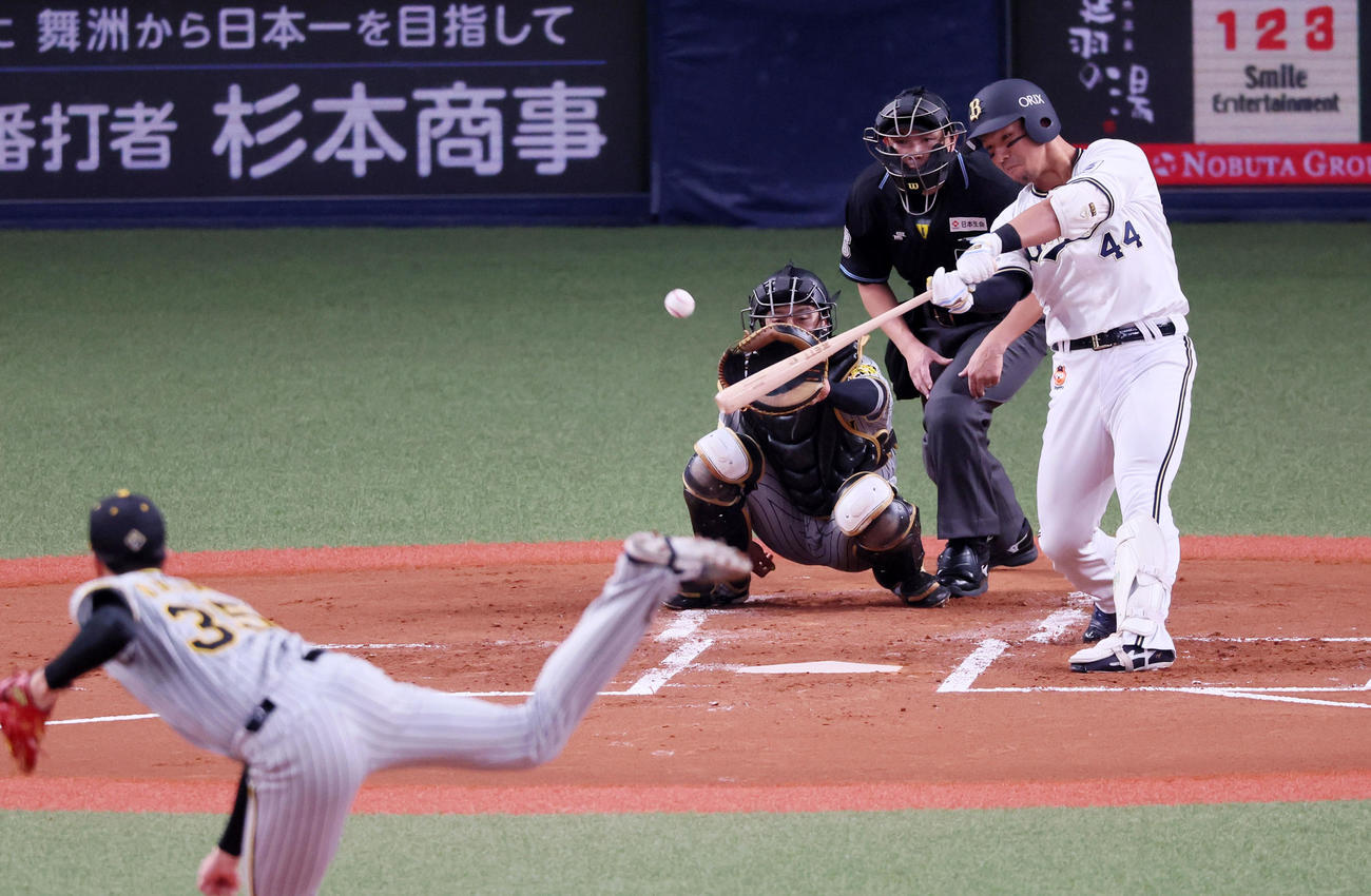オリックス対阪神　1回裏オリックス2死二塁、頓宮は右越え適時二塁打を放つ、投手は才木（撮影・加藤哉）