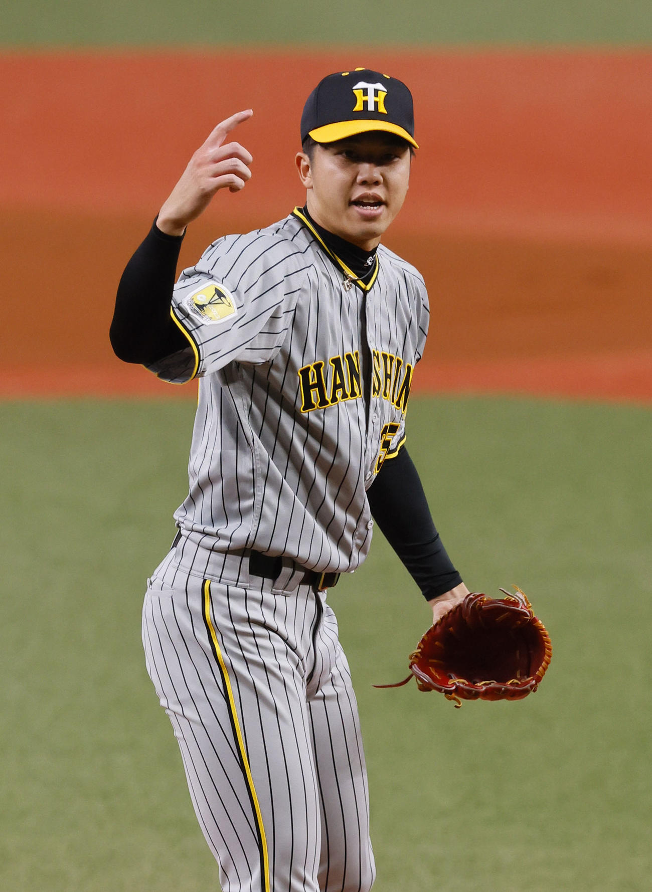 オリックス対阪神　1回裏オリックス無死、打者福田のとき、スイングをアピールする才木（撮影・藤尾明華）