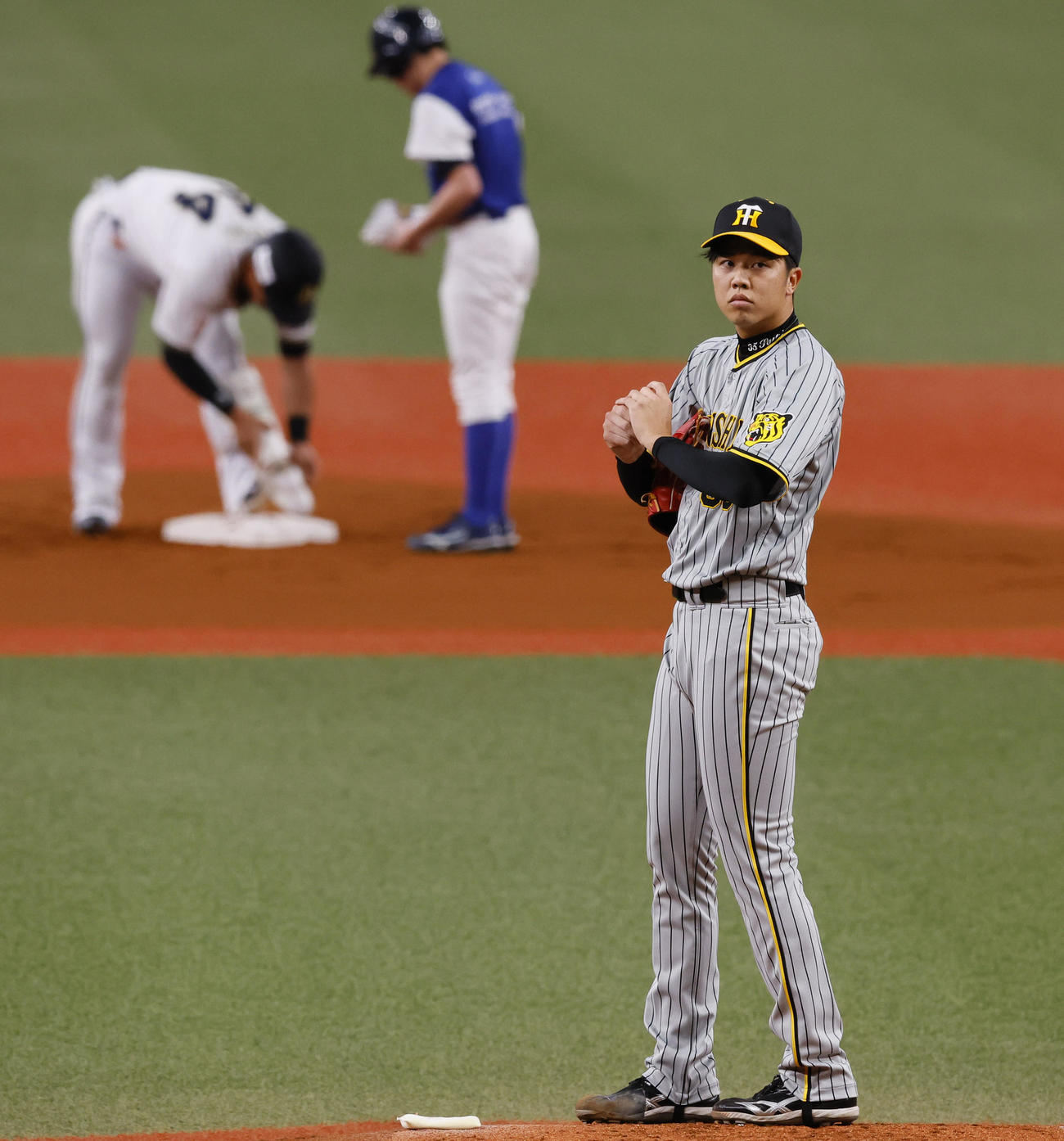 オリックス対阪神　1回裏オリックス2死二塁、頓宮に（奥）先制の適時二塁打を許した才木（撮影・藤尾明華）