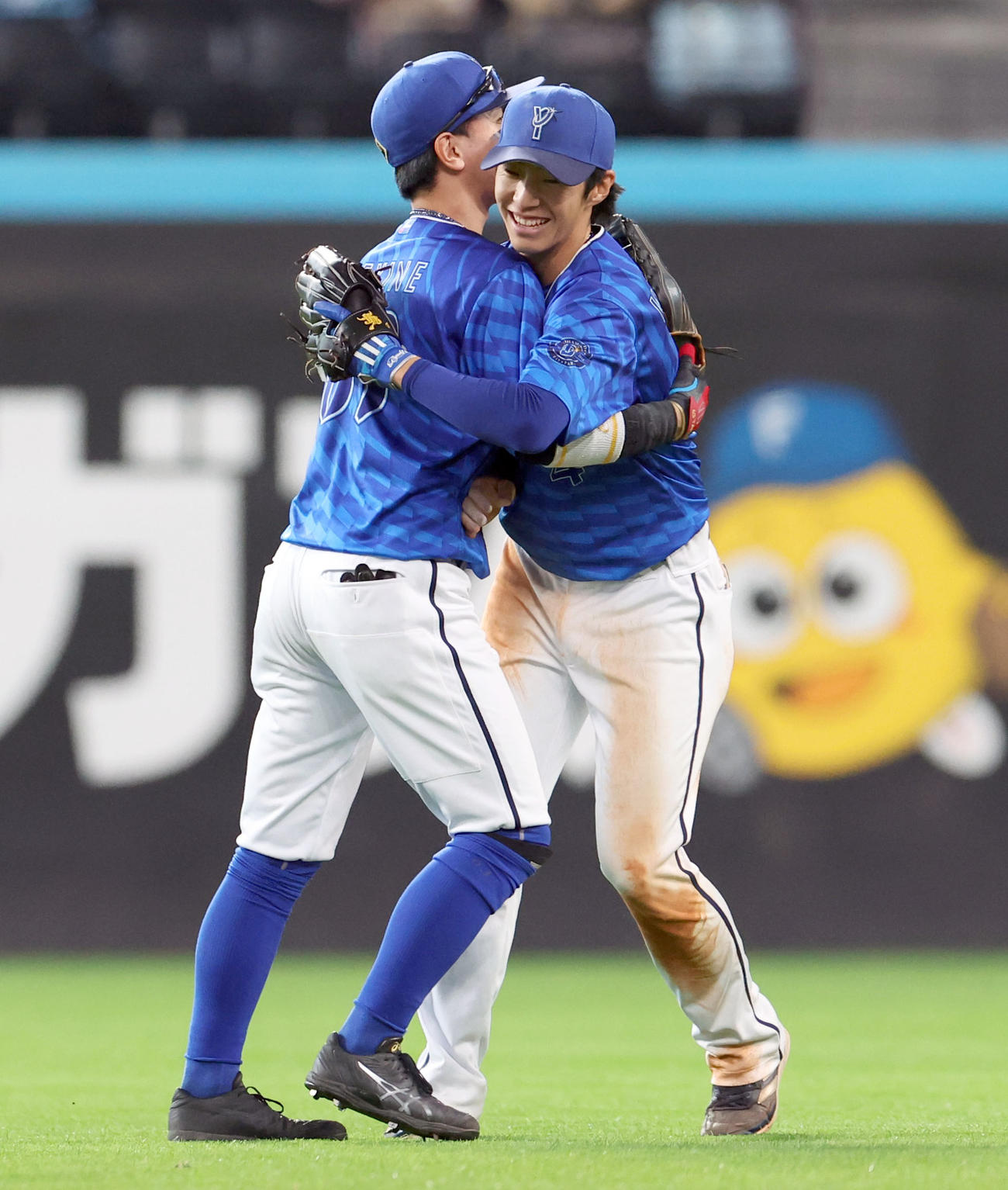 日本ハム対DeNA　試合終了後、勝利に抱き合って喜ぶDeNA関根（左）と度会（撮影・佐藤翔太）