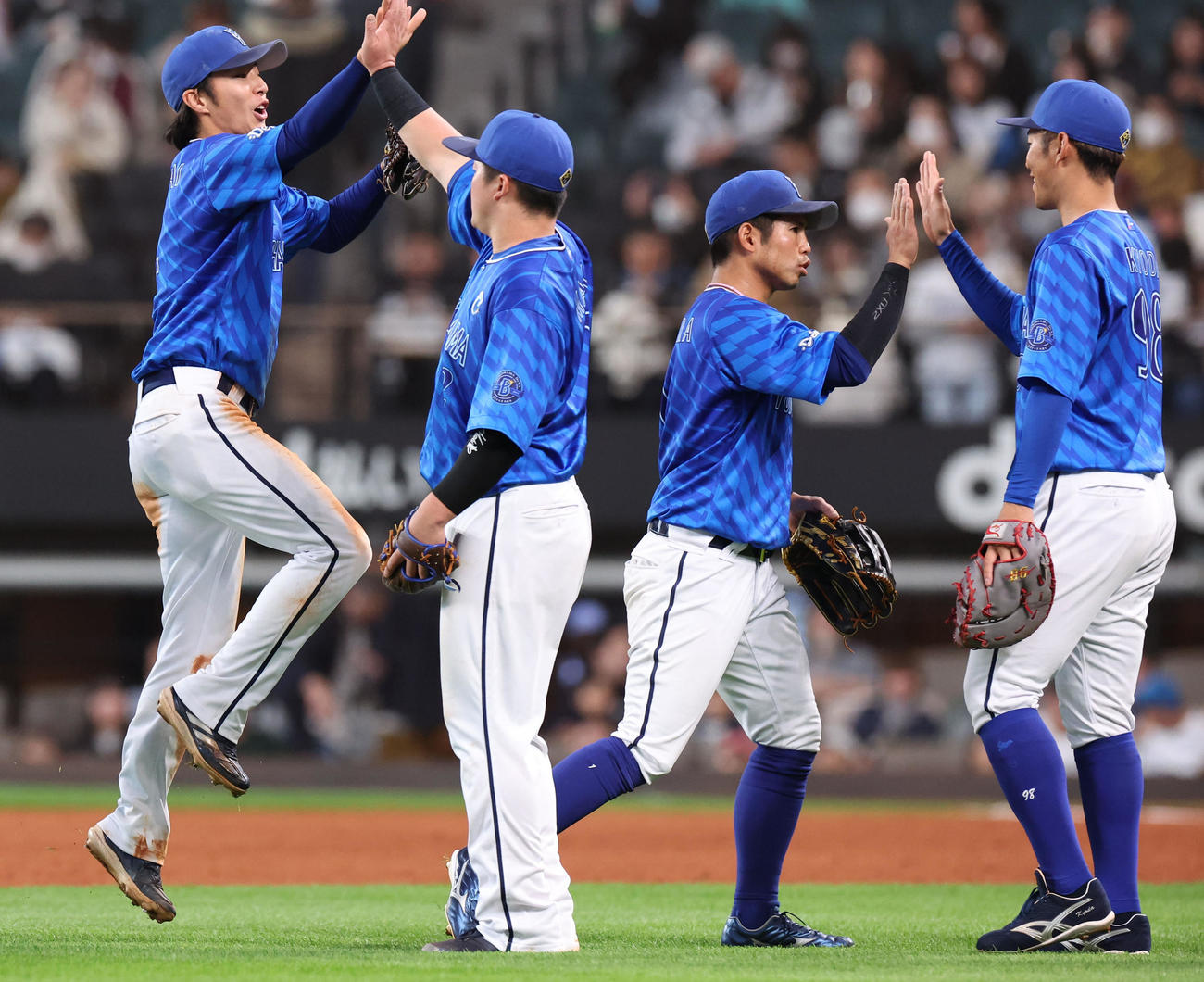 日本ハム対DeNA　試合終了後、勝利に喜ぶDeNA度会（左）とナインたち（撮影・佐藤翔太）