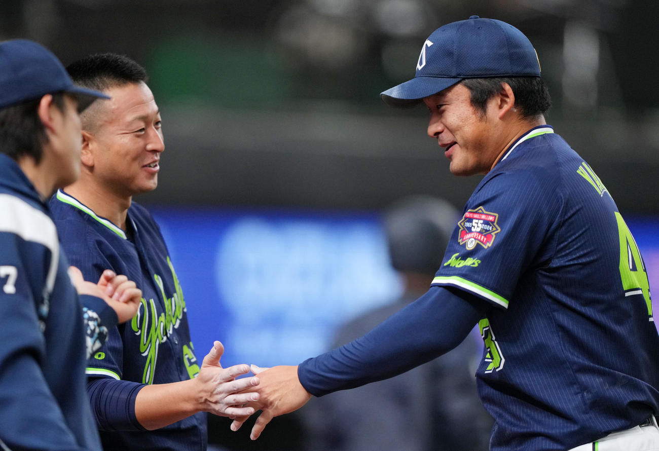西武対ヤクルト　7回裏を無失点に抑えタッチを交わすヤクルト宮川（左）と山本（撮影・横山健太）