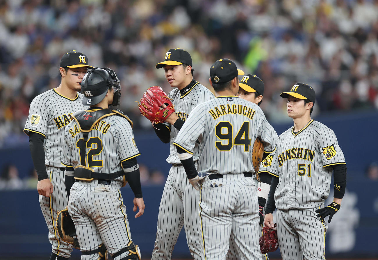 オリックス対阪神　4回裏オリックス2死満塁、ピンチを迎えマウンドに集まる阪神ナイン（撮影・前田充）