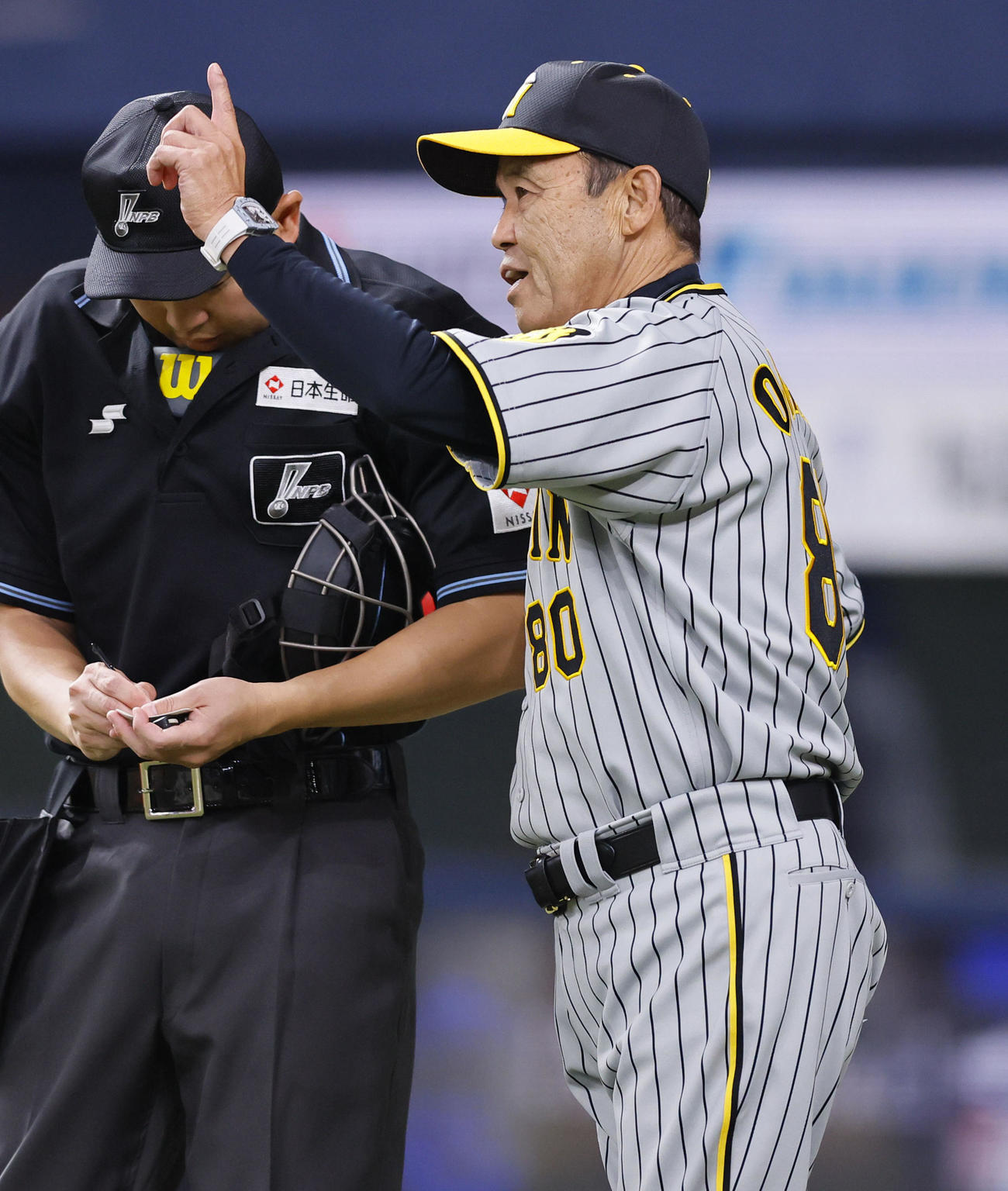オリックス対阪神　7回、交代を告げる阪神岡田監督（撮影・藤尾明華）