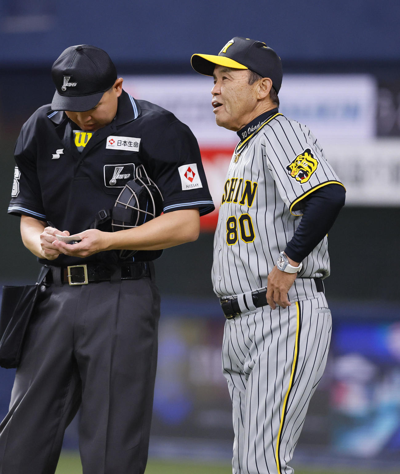 オリックス対阪神　7回、交代を告げる阪神岡田監督（撮影・藤尾明華）