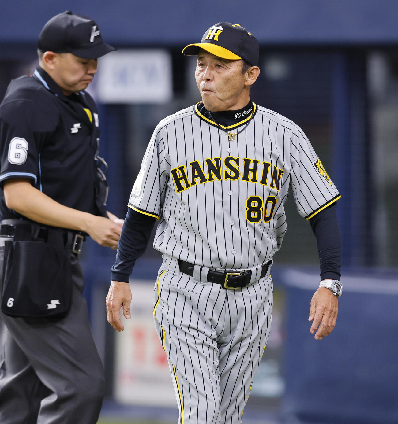 オリックス対阪神　7回裏オリックス2死一、三塁、交代を告げる阪神岡田監督（撮影・藤尾明華）