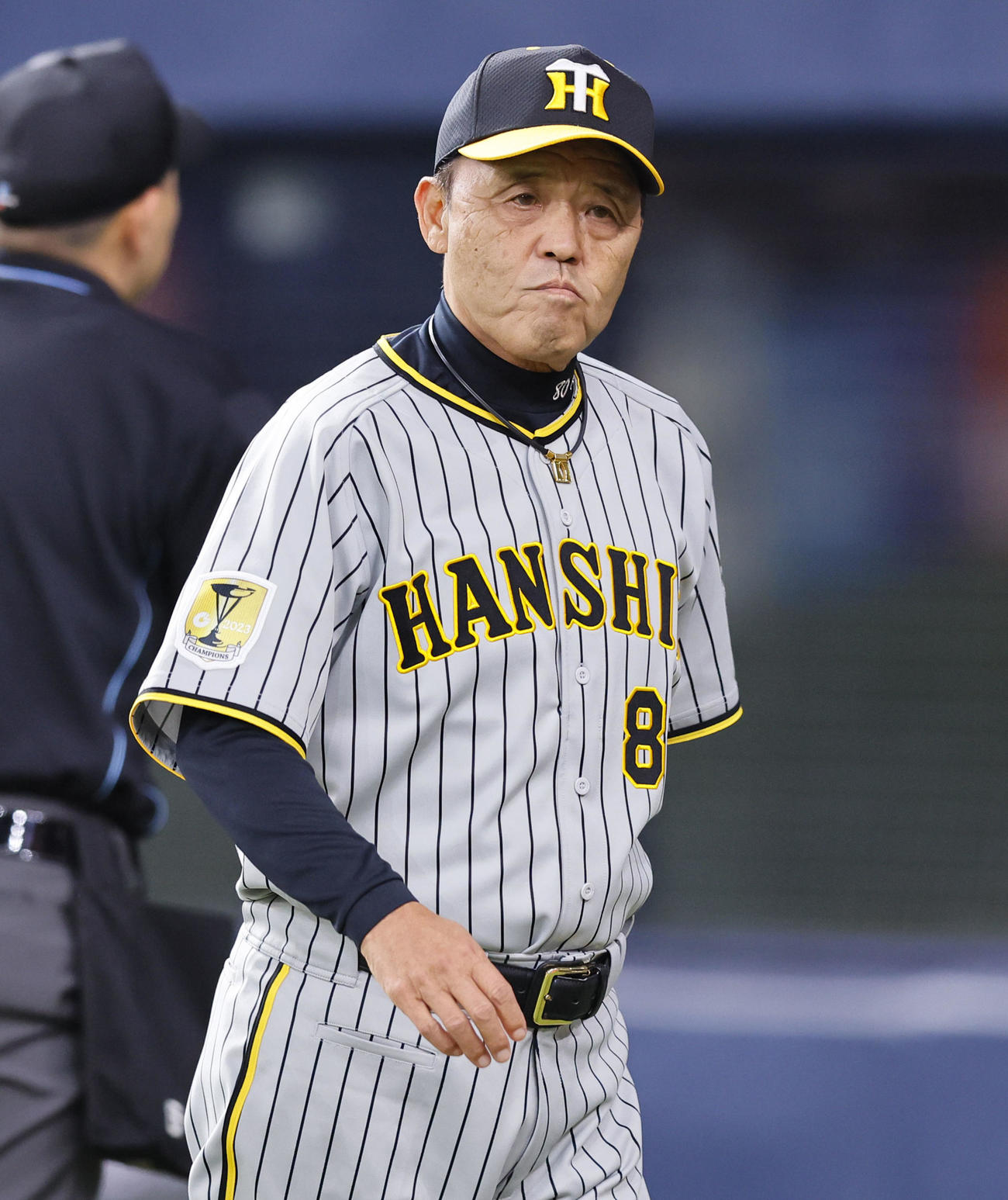 オリックス対阪神　7回裏オリックス2死一、三塁、交代を告げる阪神岡田監督（撮影・藤尾明華）