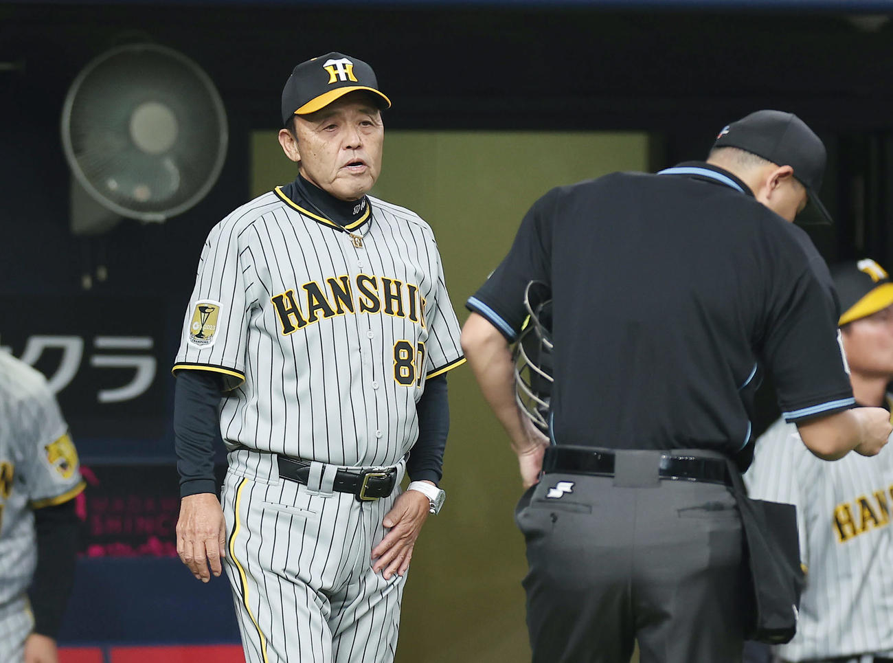 オリックス対阪神　7回裏オリックス2死二、三塁、島本の暴投で勝ち越しを許したところで投手交代を告げる岡田監督（左）（撮影・前田充）