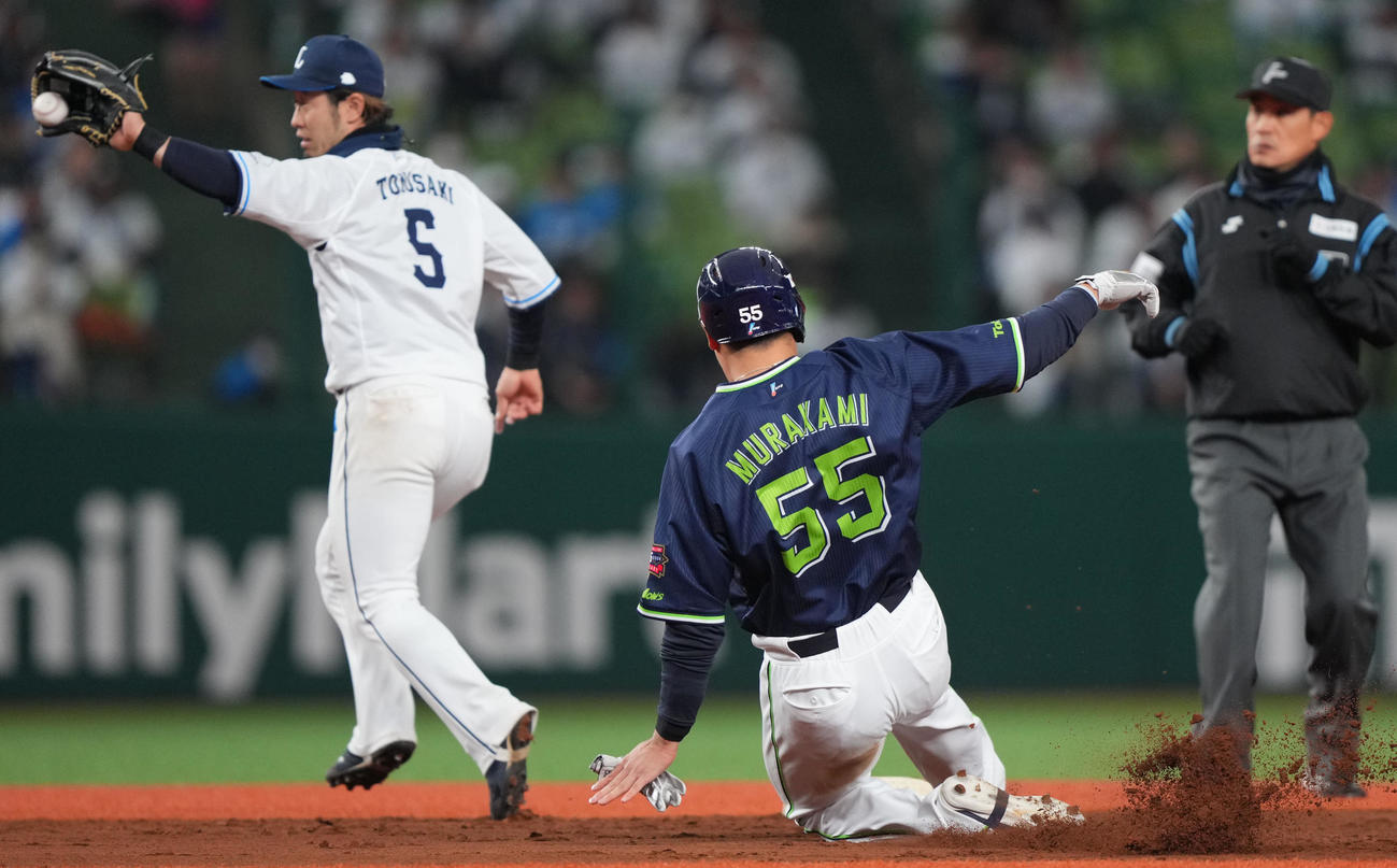 西武対ヤクルト　8回表ヤクルト1四一塁、二盗を決める村上（中央）（撮影・横山健太）