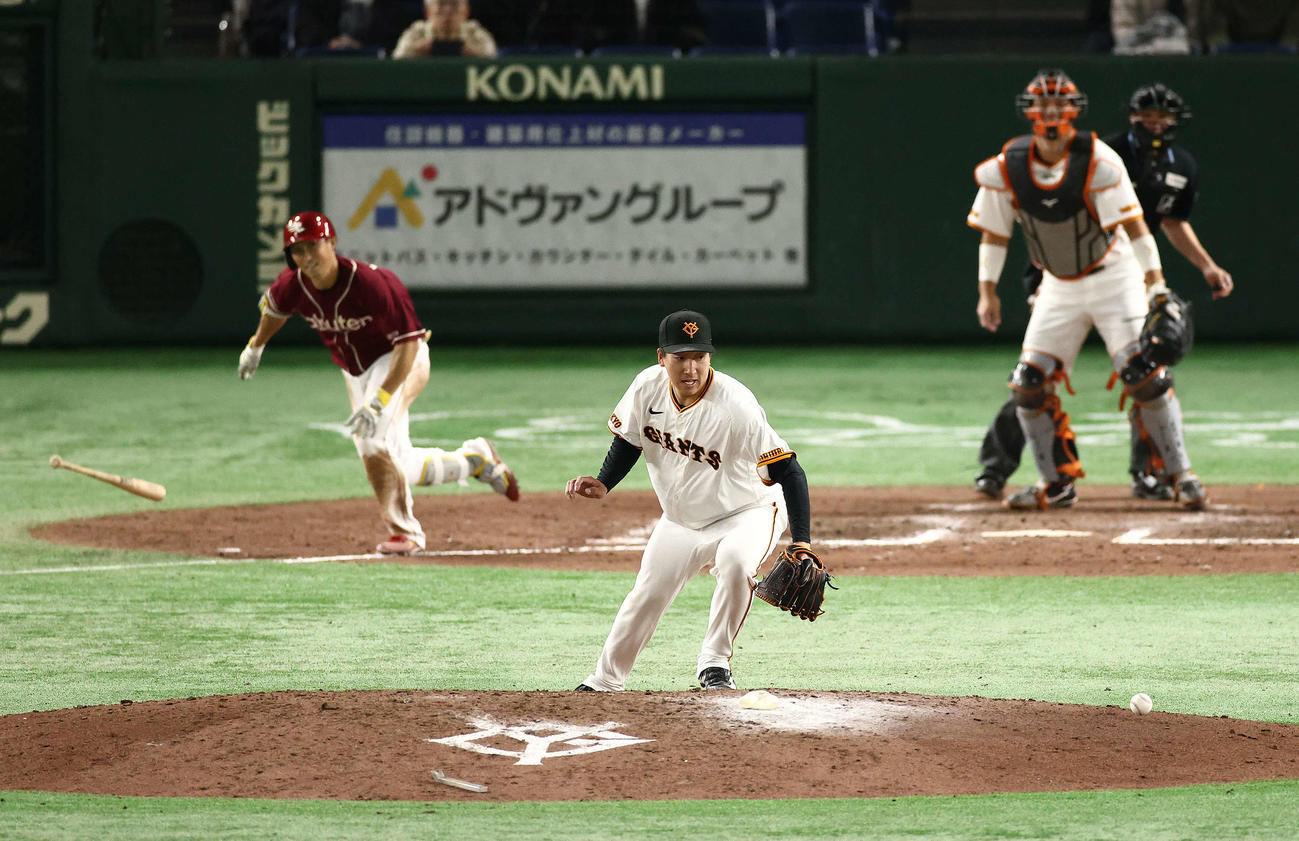 巨人対楽天　9回表楽天無死、小深田の投前強襲を受ける大勢（撮影・河田真司）