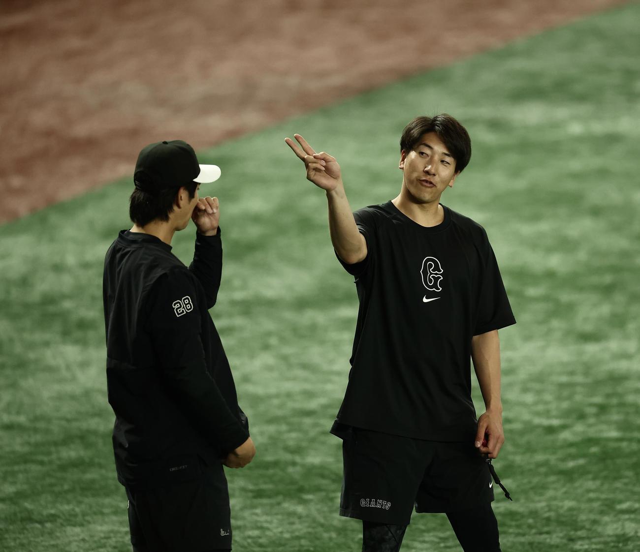 巨人対楽天　試合前、高橋礼（左）と言葉を交わす巨人大勢（撮影・河田真司）