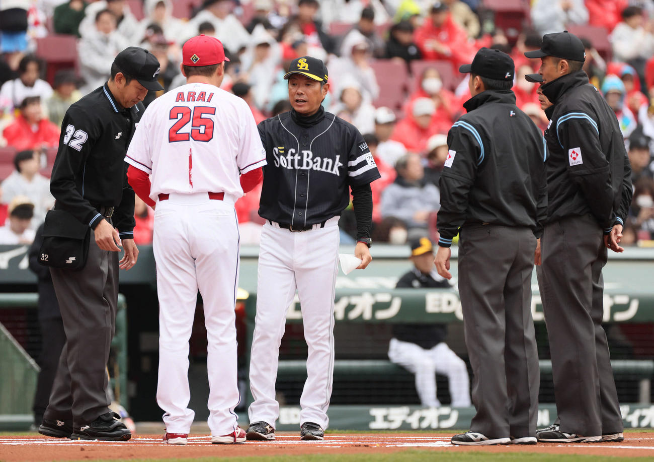 広島対ソフトバンク　メンバー表の交換をするソフトバンク小久保監督と広島新井監督（撮影・加藤孝規）