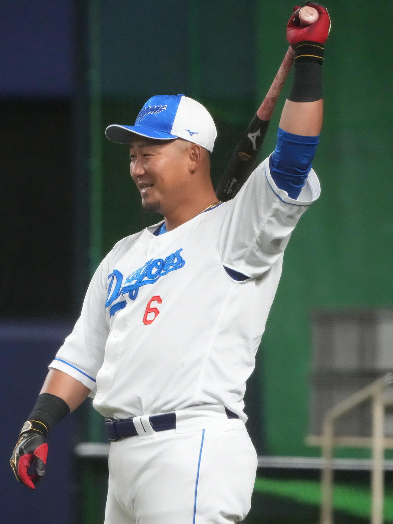バットを手に笑顔を見せる中日中田（2024年3月1日撮影）