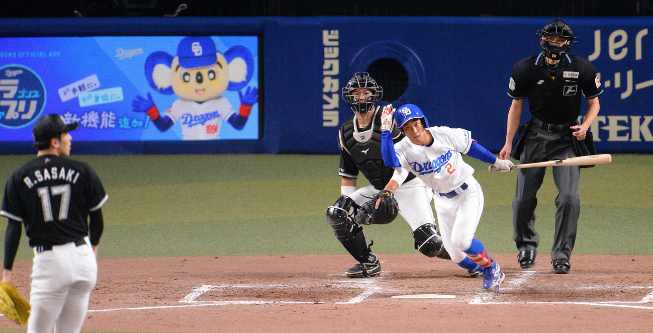 中日対ロッテ　4回裏中日1死、中前安打を放つ田中（右から2人目）投手は佐々木（撮影・森本幸一）