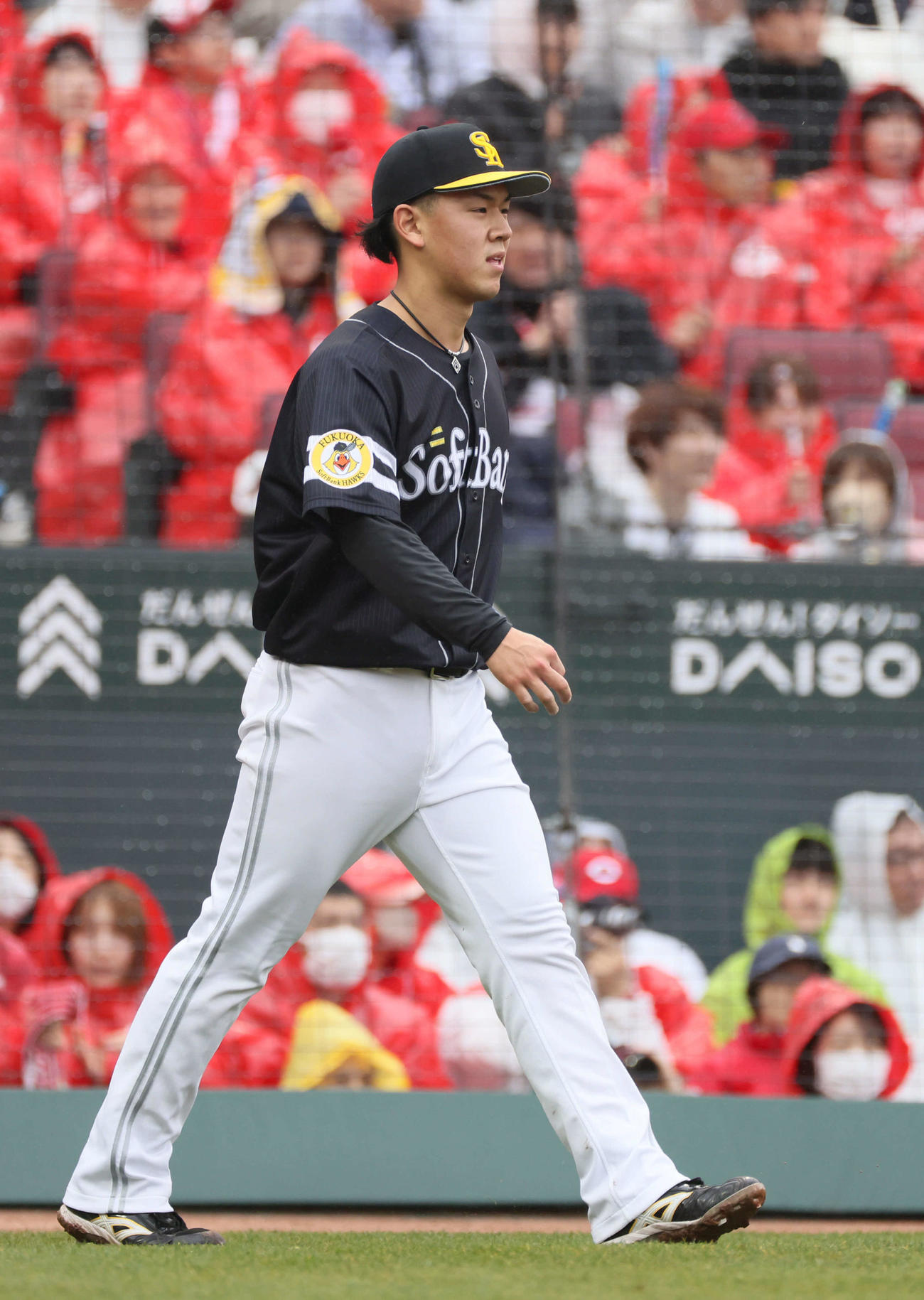 広島対ソフトバンク　2回裏広島2死一,二塁、上本に先制適時打を浴びた岩井（撮影・加藤孝規）