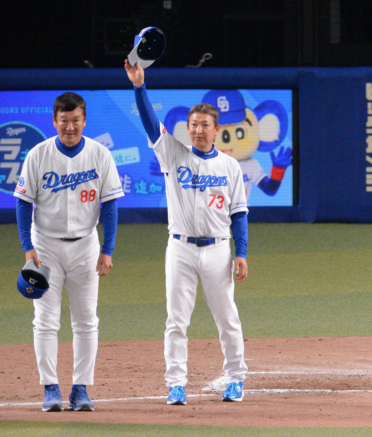 中日対ロッテ　試合終了、ロッテにサヨナラ勝利しスタンドのファンにあいさつをする立浪監督（右）（撮影・森本幸一）