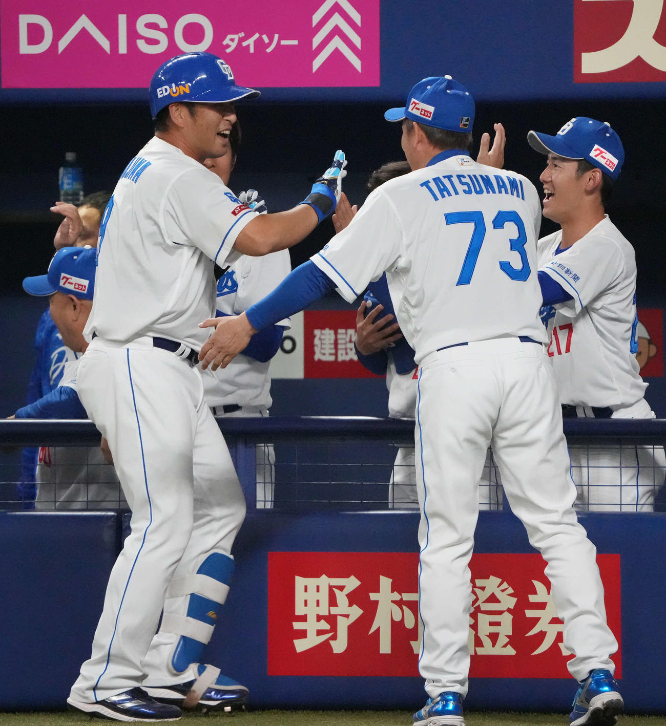中日対ロッテ　9回裏中日1死三塁、中前適時打を放ち立浪監督（手前右）とタッチを交わす中島（撮影・森本幸一）