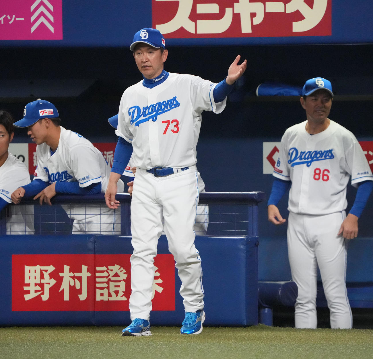 中日対ロッテ　9回裏中日1死三塁、代打を告げる立浪監督（中央）（撮影・森本幸一）
