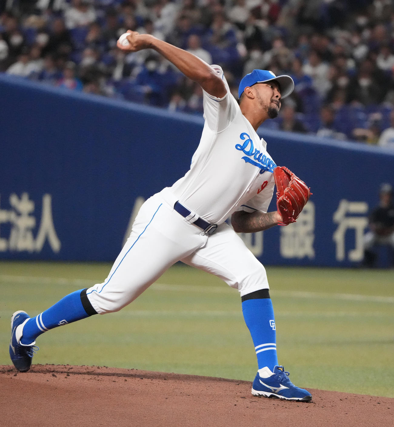 中日対ロッテ　1回表、登板する中日先発のメヒア（撮影・森本幸一）