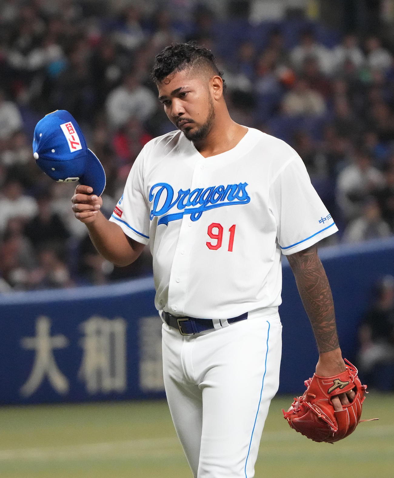中日対ロッテ　2回表終了、ベンチへ戻る中日先発のメヒア（撮影・森本幸一）