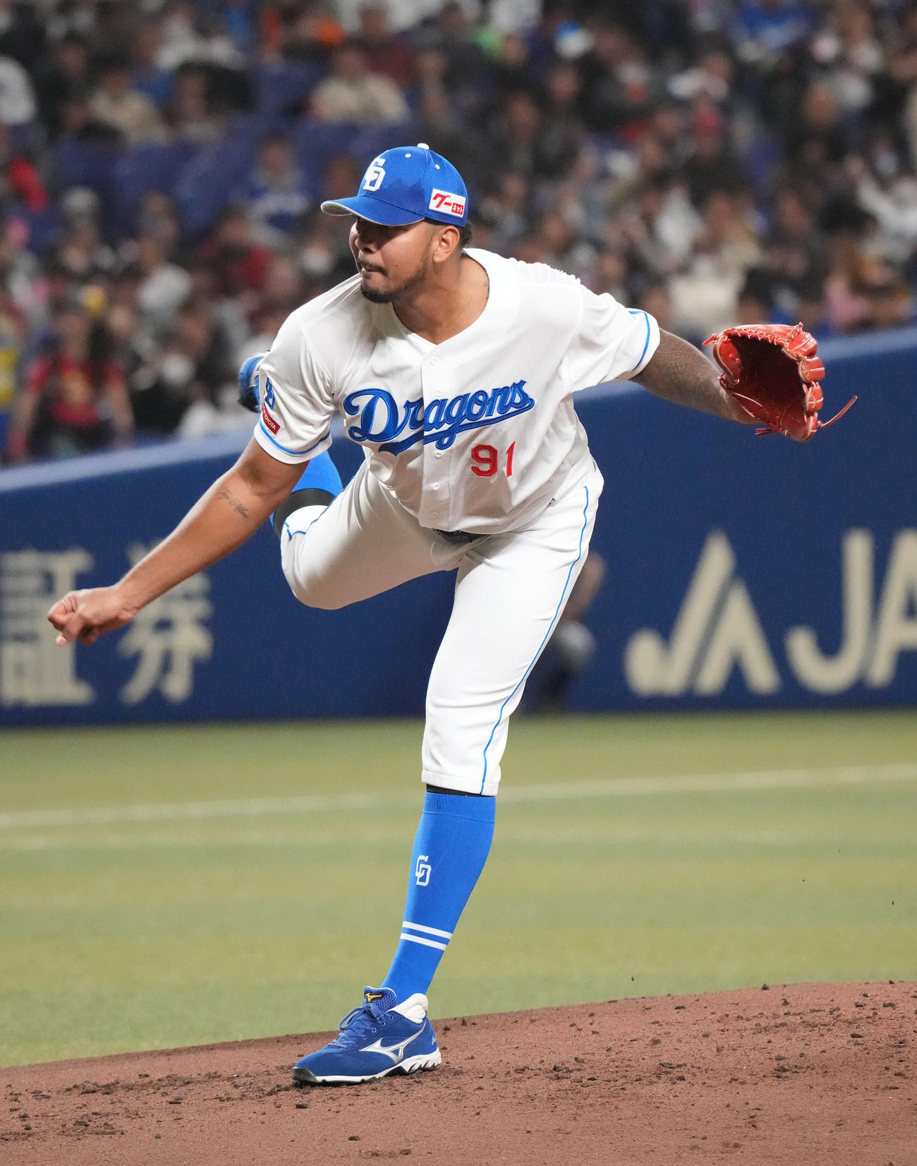 中日対ロッテ　2回表、力投する中日先発のメヒア（撮影・森本幸一）