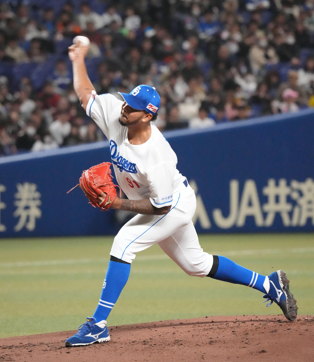中日対ロッテ　2回表、力投する中日先発のメヒア（撮影・森本幸一）