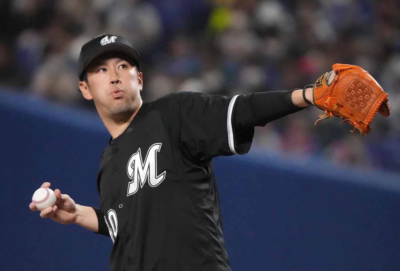 中日対ロッテ　6回裏、ロッテ2番手で登板する西村（撮影・森本幸一）