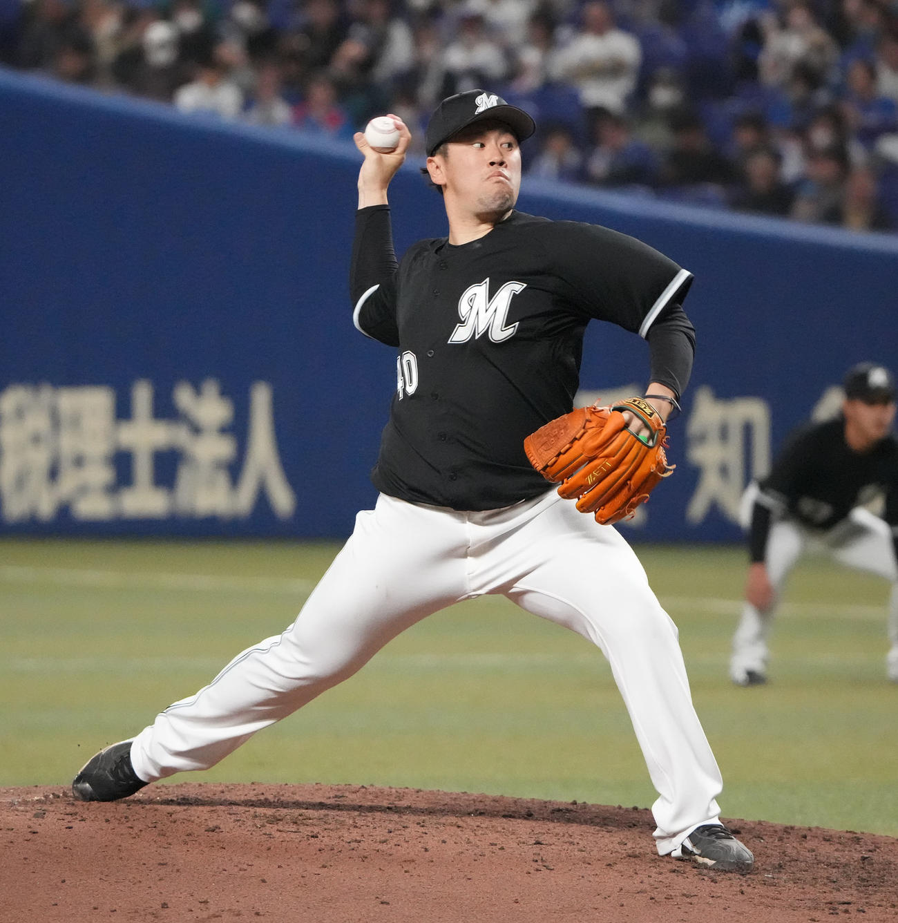 中日対ロッテ　6回裏、ロッテ2番手で登板する西村（撮影・森本幸一）