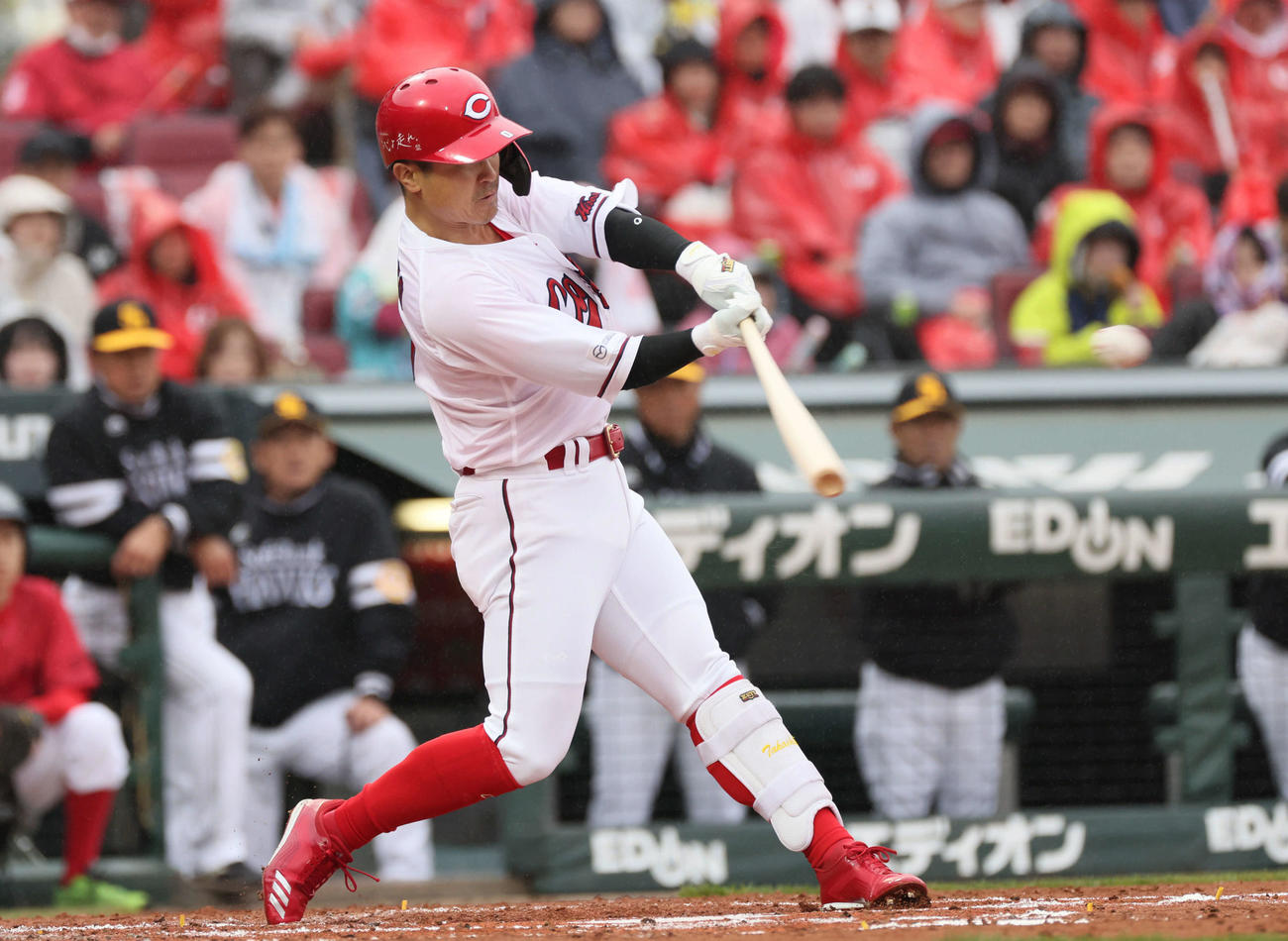 広島対ソフトバンク　2回裏広島1死一,二塁、上本は先制適時打を放つ（撮影・加藤孝規）