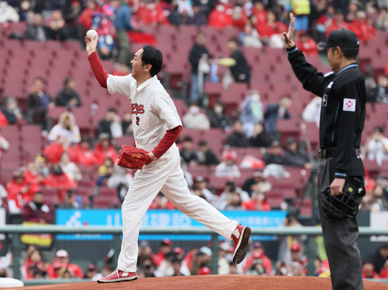 広島対ソフトバンク　始球式を行うアンガールズの田中卓志（撮影・加藤孝規）