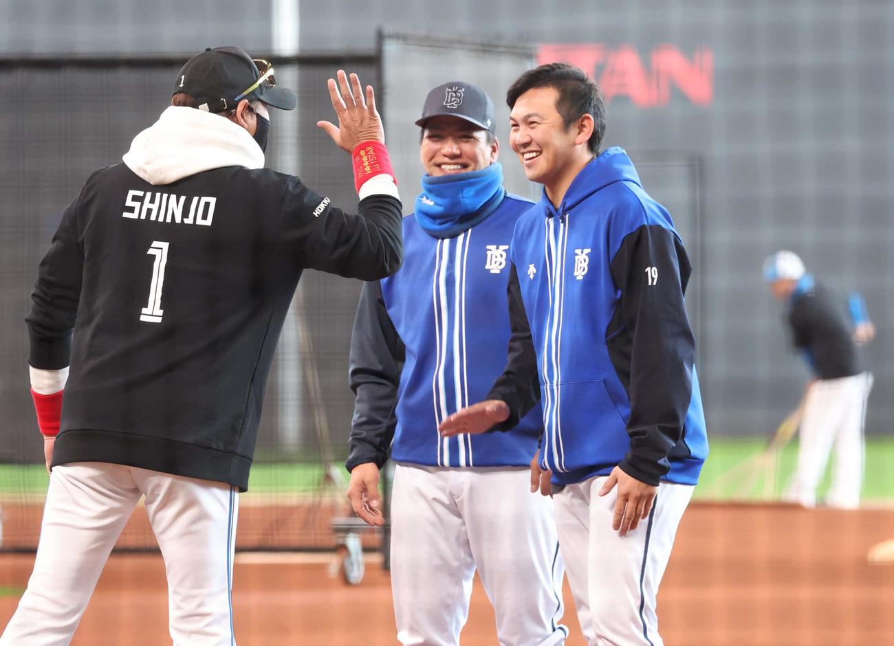 日本ハム対DeNA　試合前、新庄監督と話す山崎（右）（撮影・黒川智章）