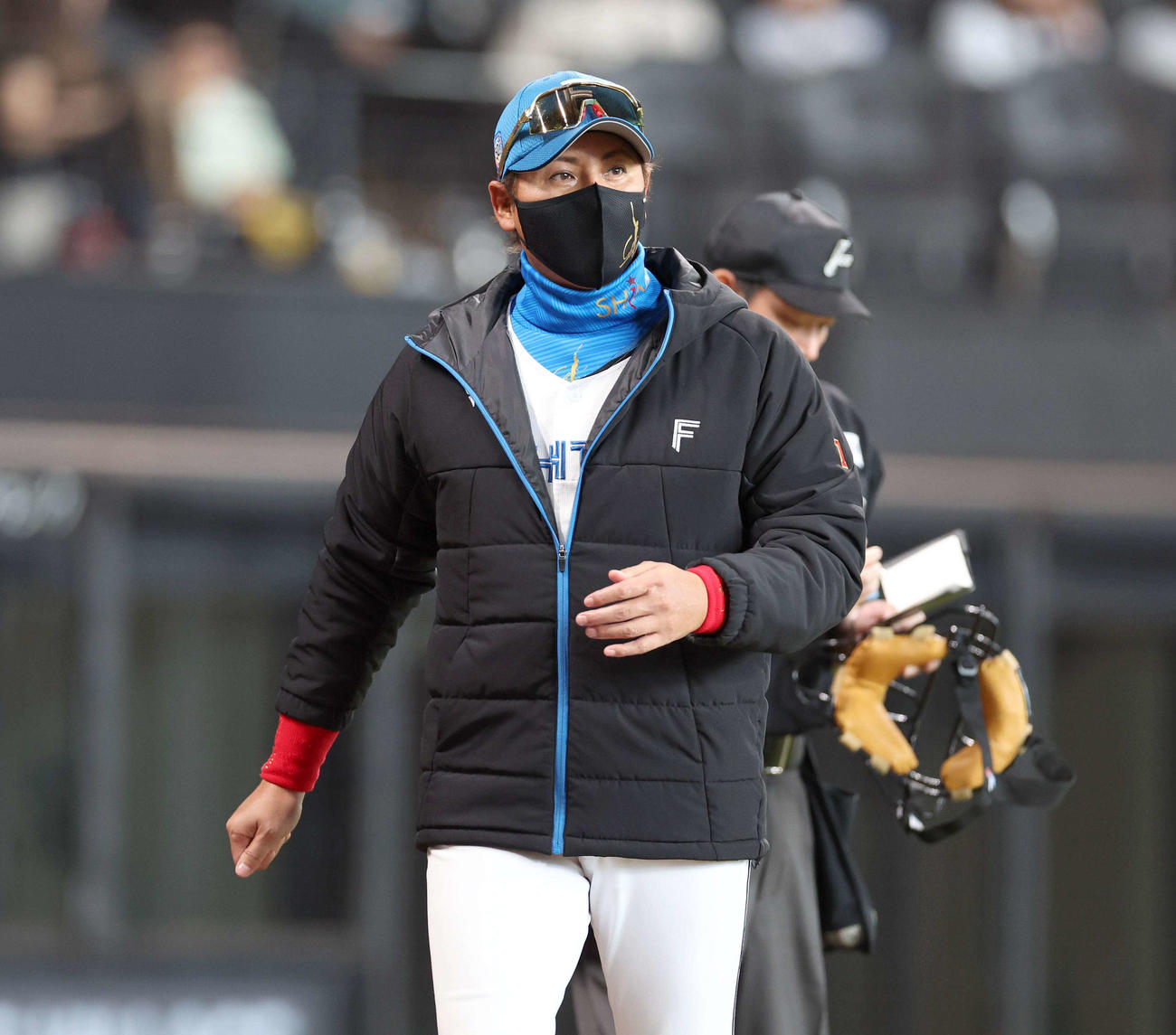 日本ハム対DeNA　選手交代を告げる新庄監督（撮影・黒川智章）