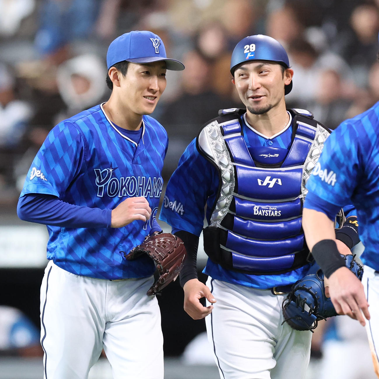 日本ハム対DeNA 5回裏を無失点に抑えベンチに戻るDeNA大貫（左）と捕手伊藤（撮影・佐藤翔太）