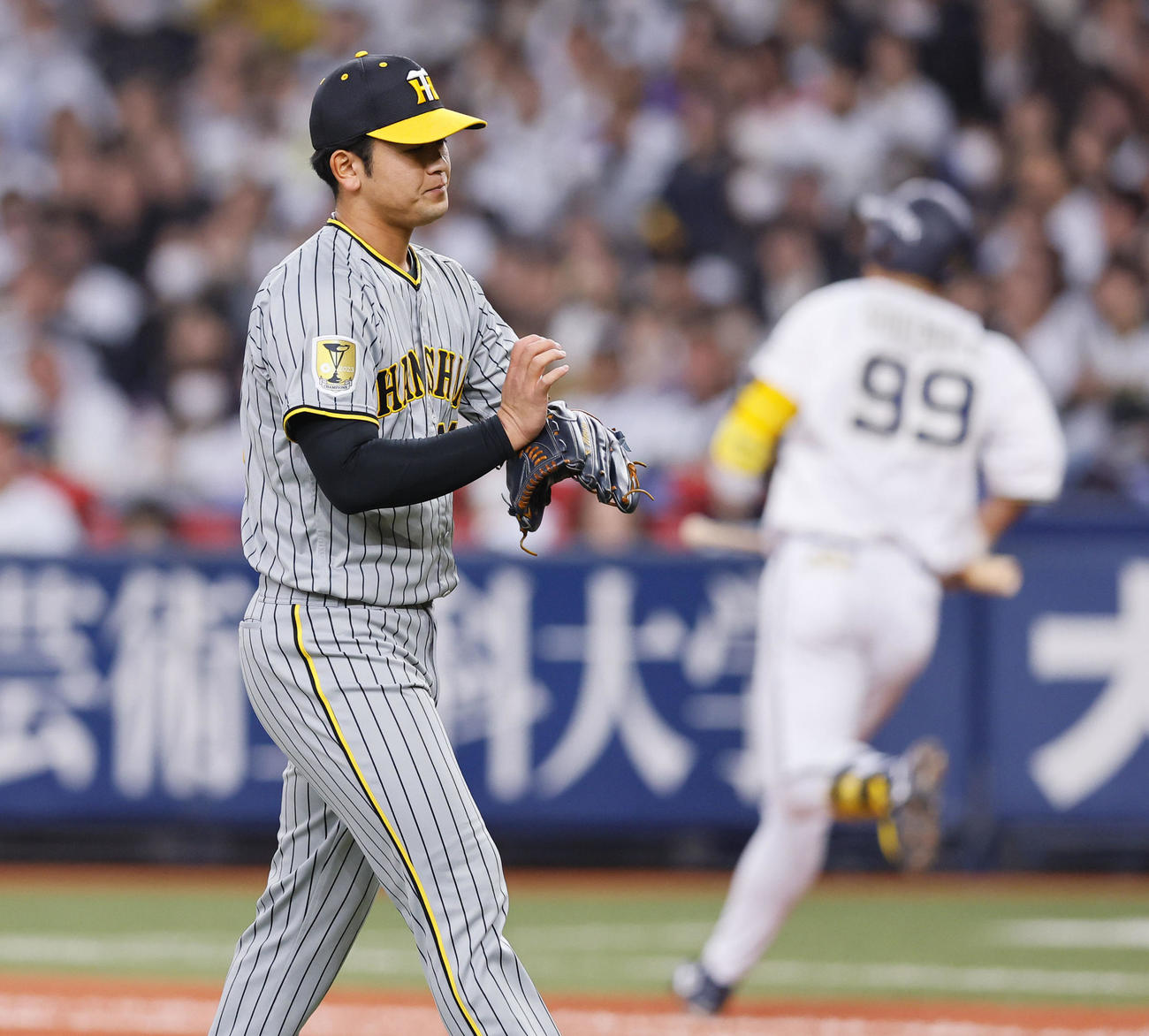 オリックス対阪神　6回裏オリックス2死、杉本（右）を捕邪飛に打ち取りグラブをたたく岡留（撮影・藤尾明華）