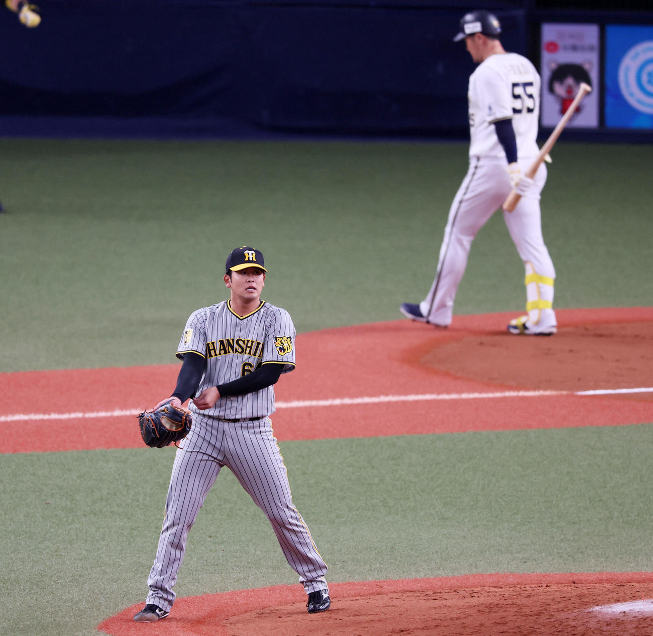 オリックス対阪神　6回裏オリックス1死、阪神2番手で登板の岡留はT－岡田を三振に仕留める（撮影・加藤哉）