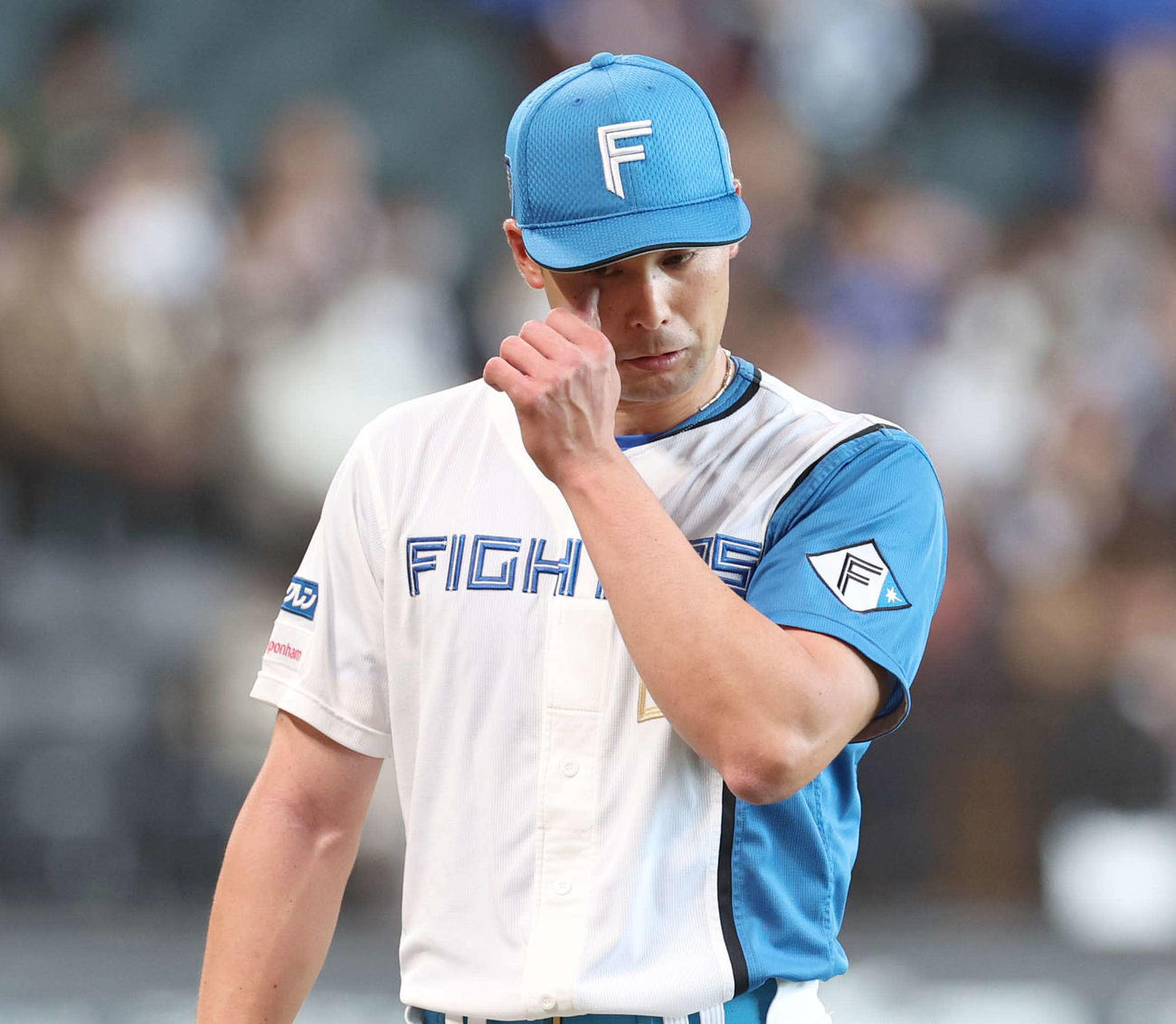 日本ハム対DeNA 2回表、1失点し引き揚げる上原（撮影・黒川智章）