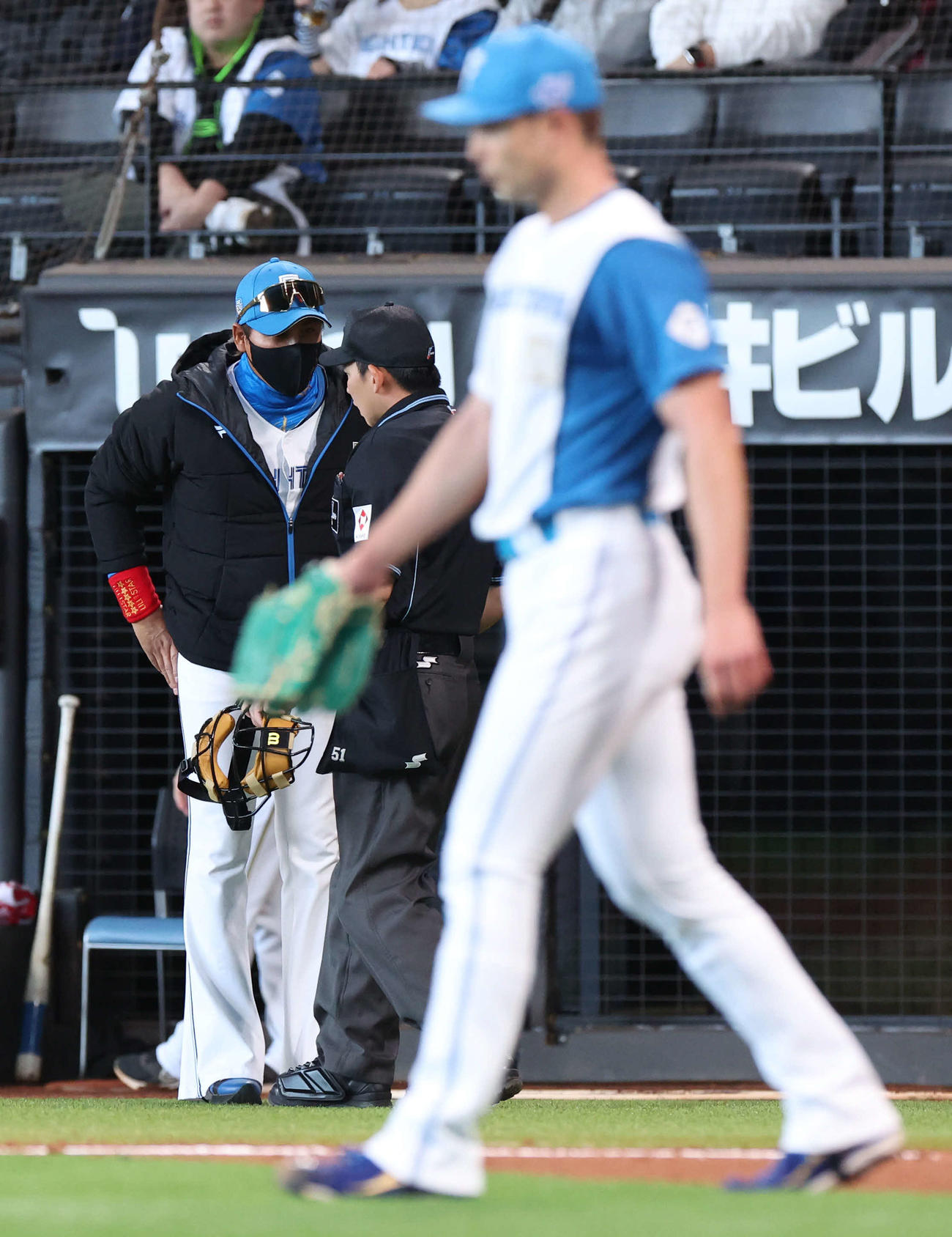 日本ハム対DeNA 4回表、新庄監督（左後方）は上原の交代を告げる（撮影・佐藤翔太）