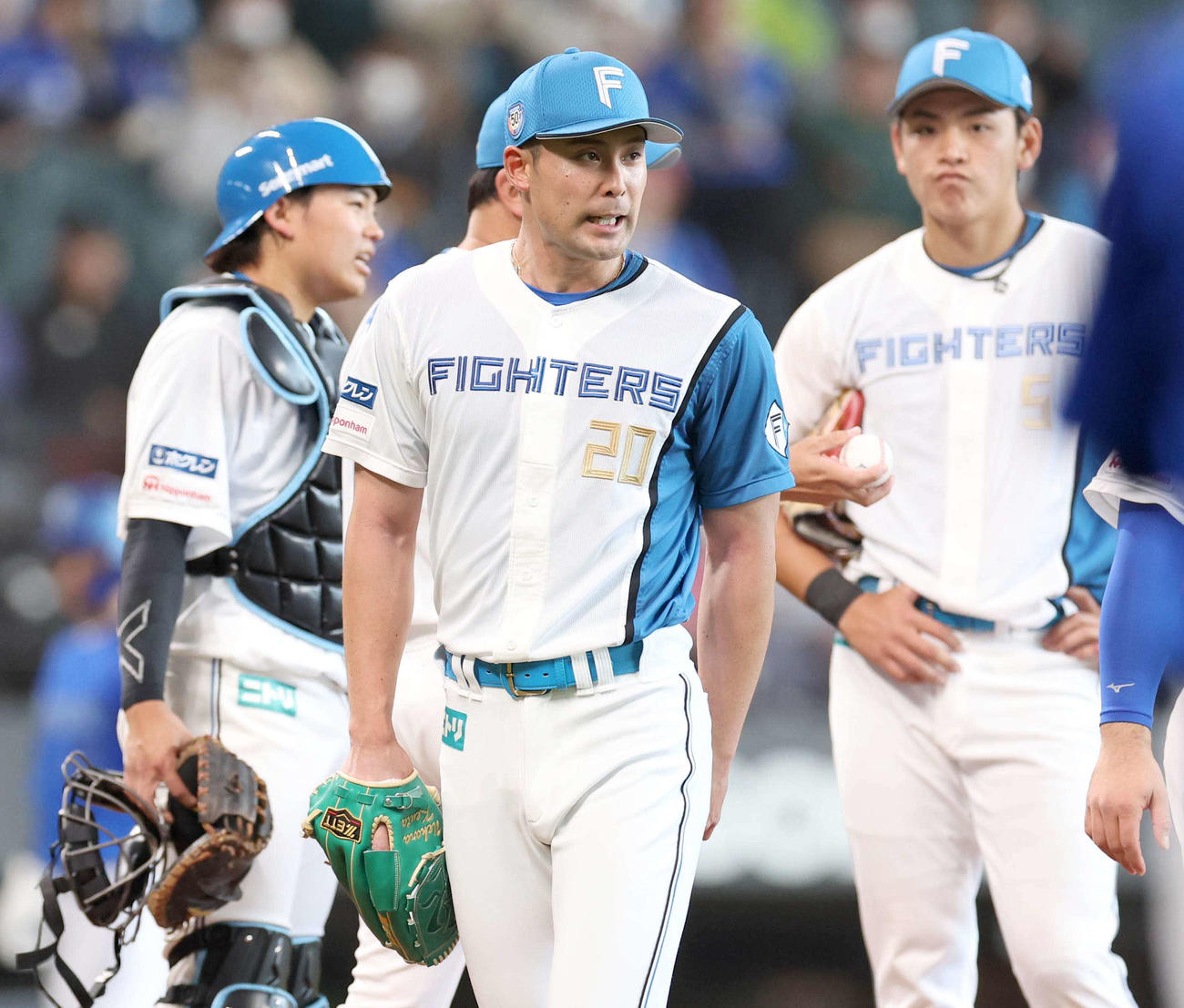 日本ハム対DeNA 4回途中降板する上原（撮影・黒川智章）