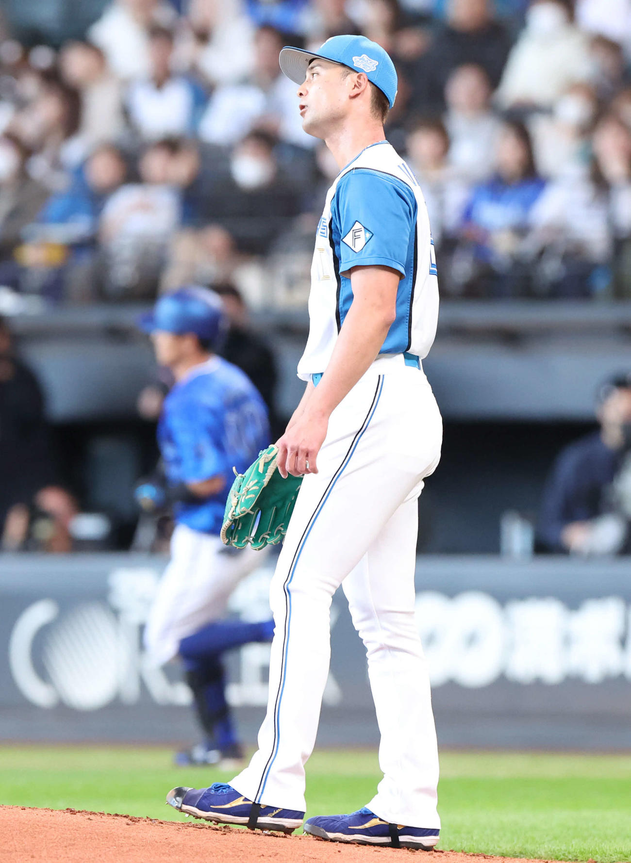 日本ハム対DeNA 2回表DeNA2死三塁、林に左前適時打を浴びる上原（撮影・佐藤翔太）
