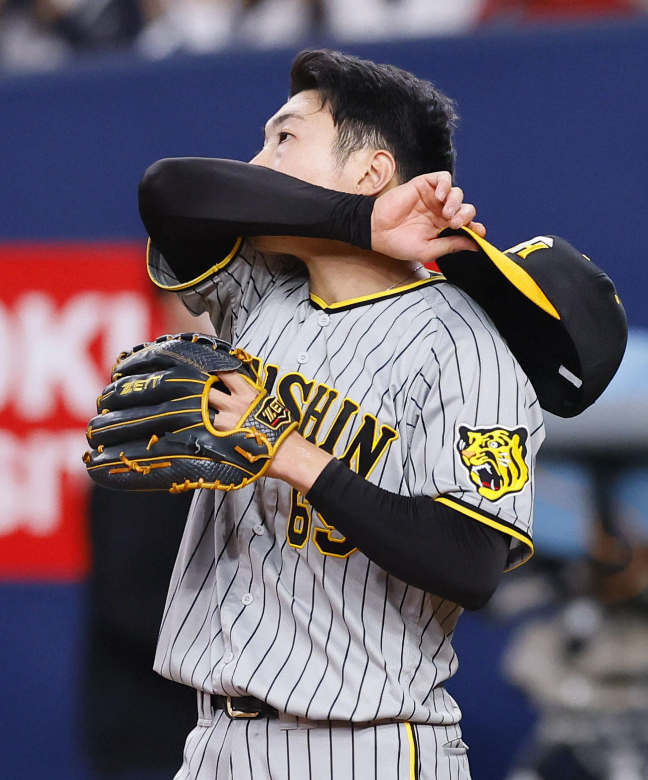 オリックス対阪神　8回表オリックス1死一、三塁、宗に左前適時打を許した石井（撮影・藤尾明華）