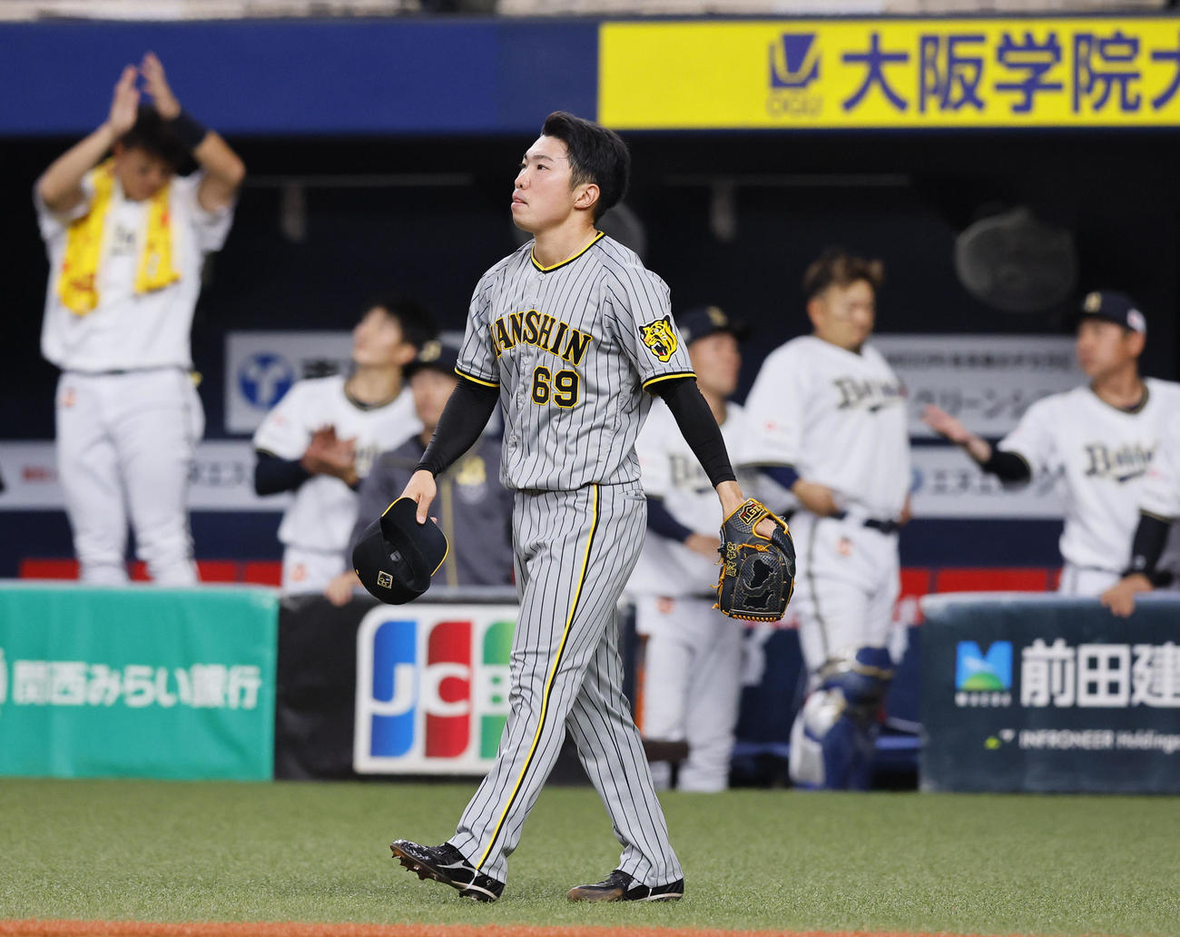 オリックス対阪神　8回表オリックス2死一、二塁、西野に適時打を許した石井（撮影・藤尾明華）