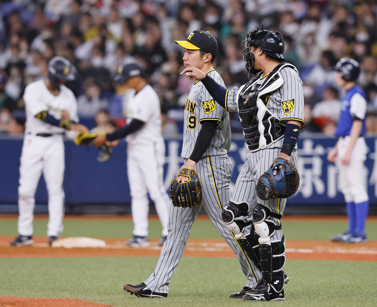 オリックス対阪神　8回表オリックス1死一、三塁、宗に左前適時打を許した石井と捕手梅野（撮影・藤尾明華）