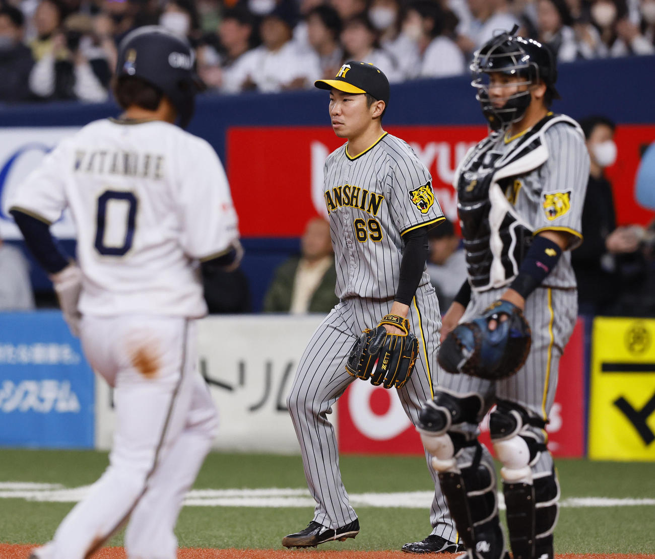 オリックス対阪神　8回表オリックス1死一、三塁、宗に左前適時打を許した石井（中央）。捕手梅野（撮影・藤尾明華）